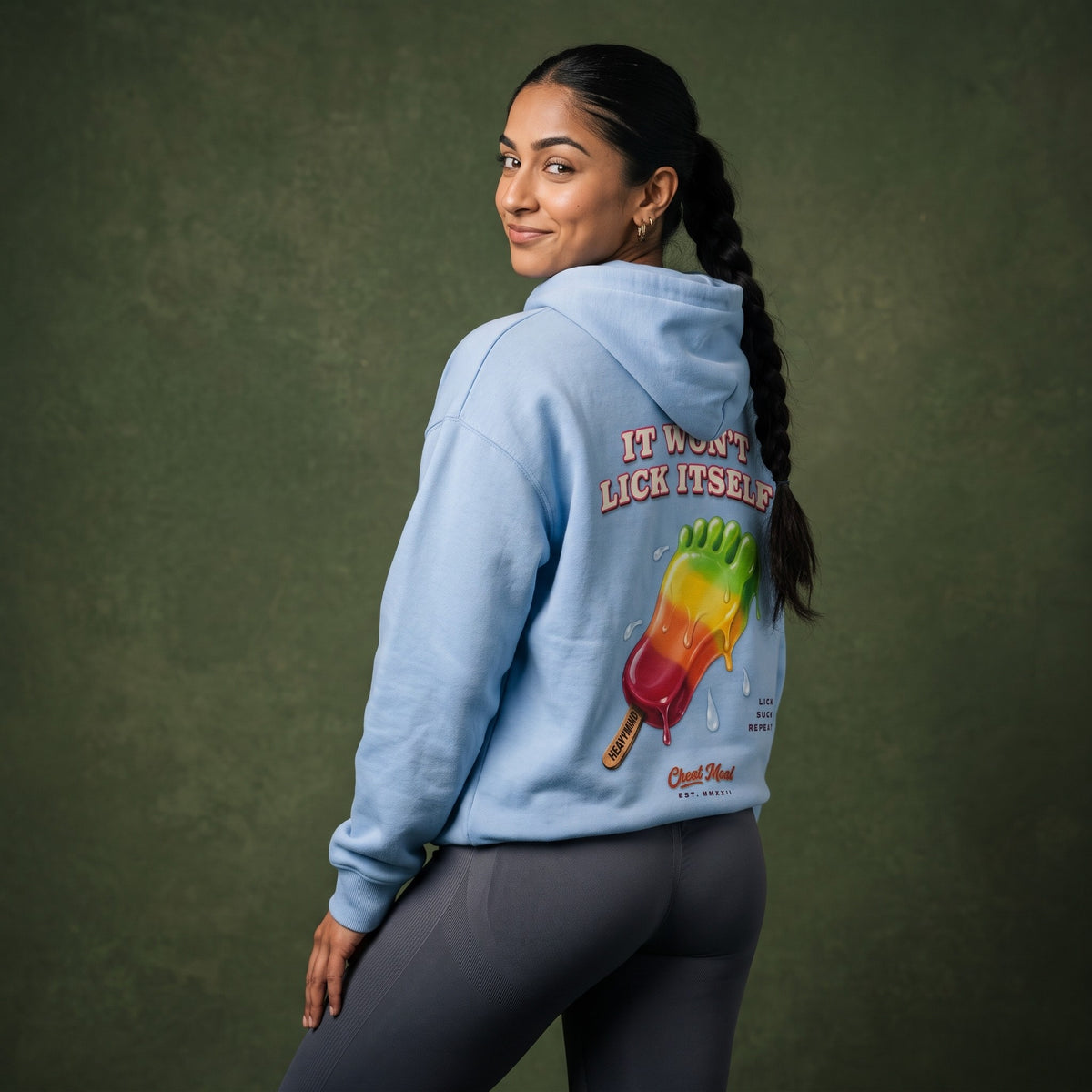 It Won't Lick Itself – Heavy Oversized Hoodie in Powder Blue, am Model, Rückansicht | Heavy Mind
