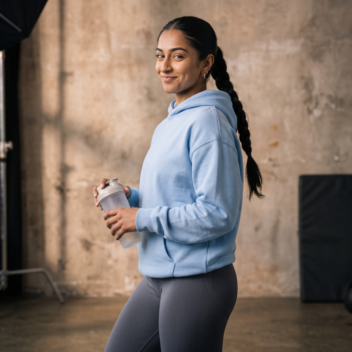 It Won't Lick Itself – Heavy Oversized Hoodie in Powder Blue, am Model, Vorderansicht | Heavy Mind