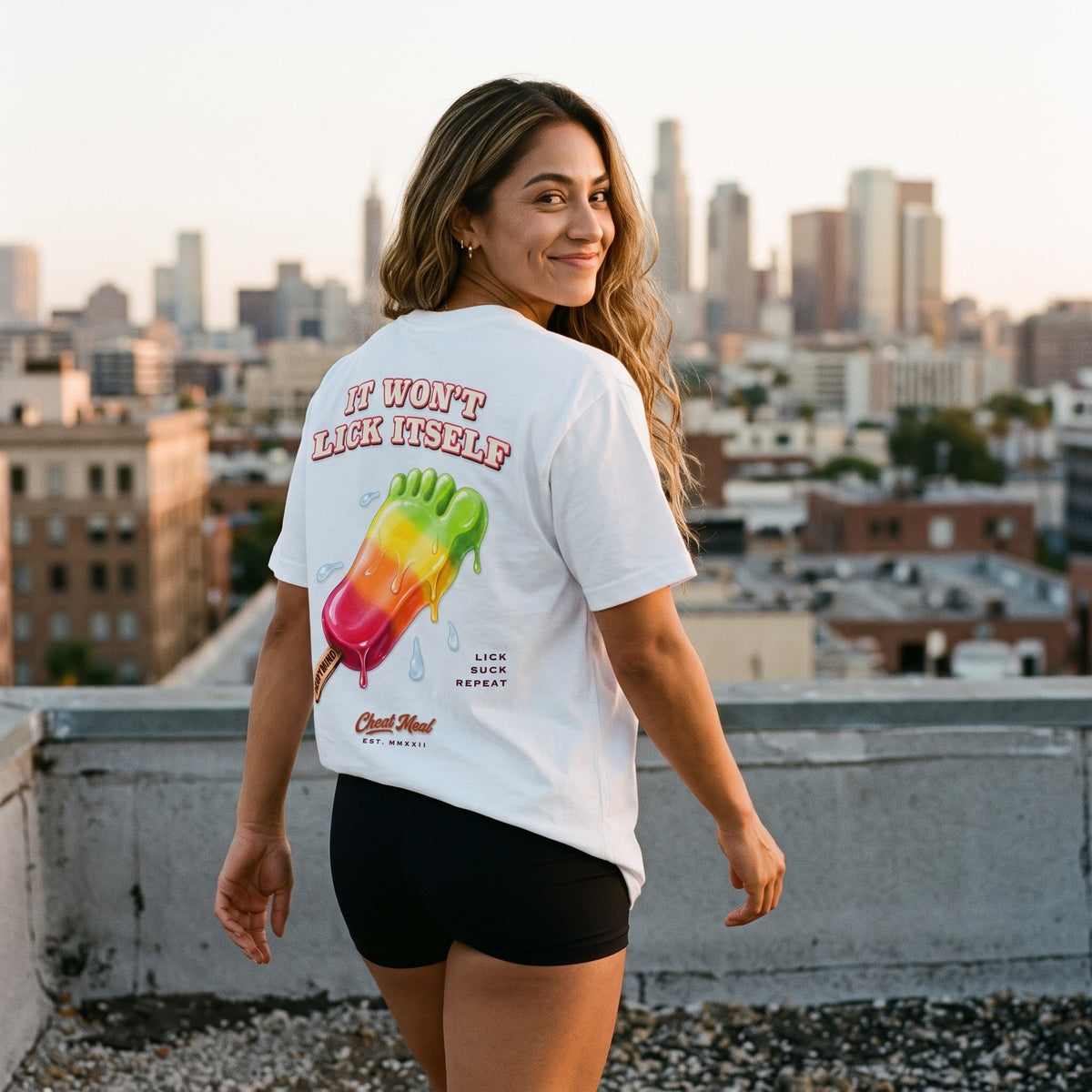 It Won't Lick Itself – Heavy Shirt in Weiß, am Model, Rückansicht | Heavy Mind