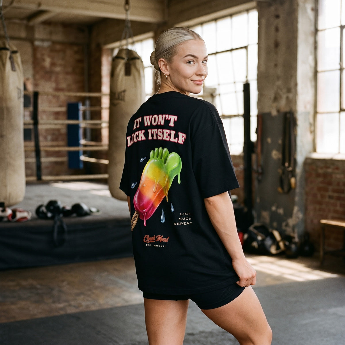 It Won't Lick Itself – Oversized Tee in Schwarz, am Model, Rückansicht | Heavy Mind