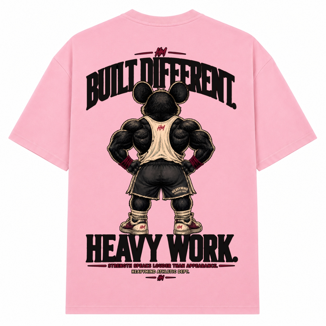 Built Different – Heavy Work – Oversized Tee in Soft Pink, Rückansicht | Heavy Mind
