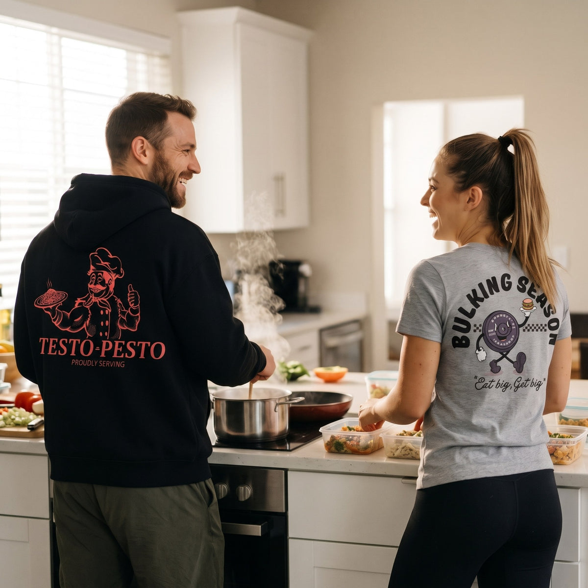 Heavy Mind – Paar beim Meal Prep in der Küche, Testo Pesto Hoodie und Bulking Season Shirt