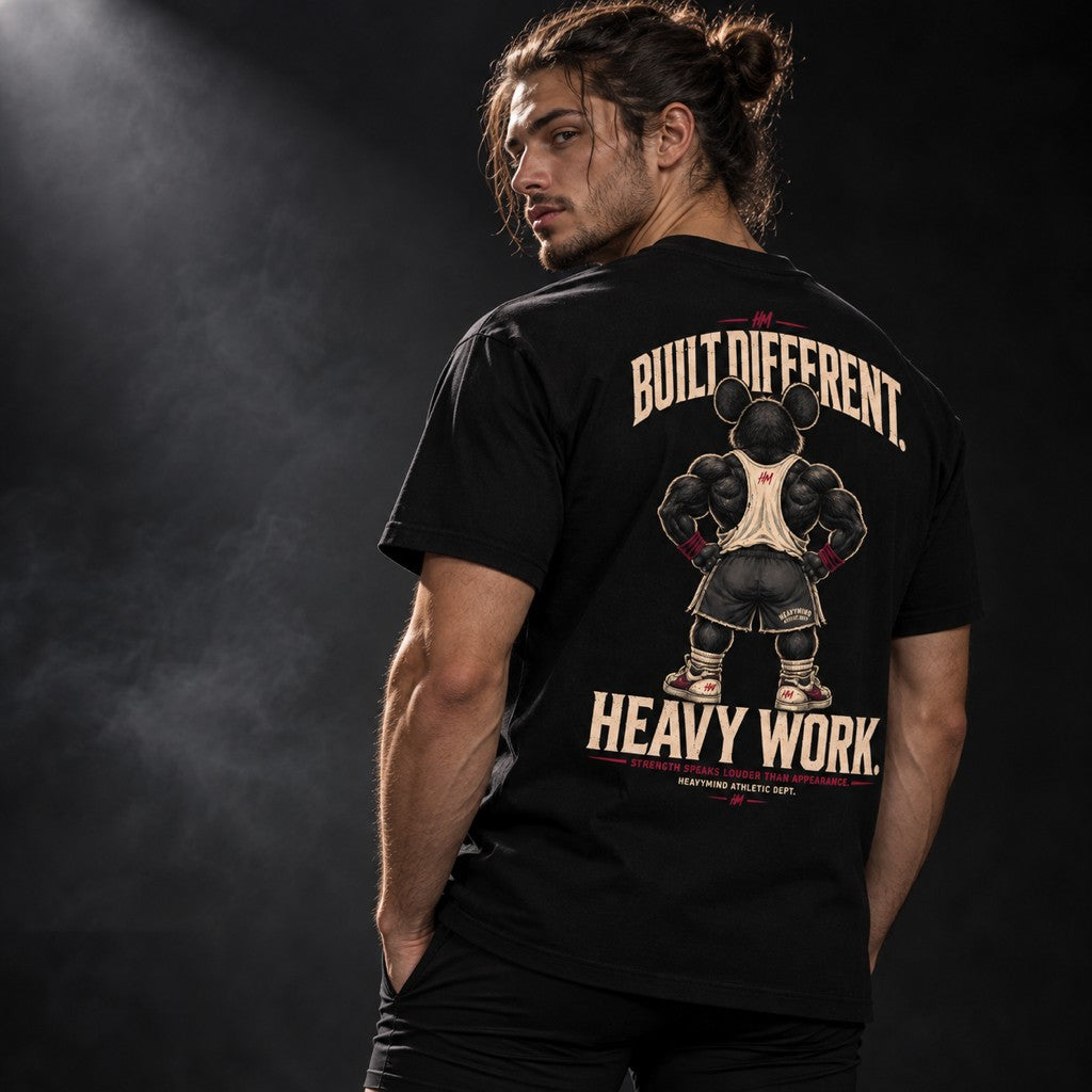 Built Different – Heavy Work – Heavy Shirt in Schwarz, am Model, Rückansicht | Heavy Mind