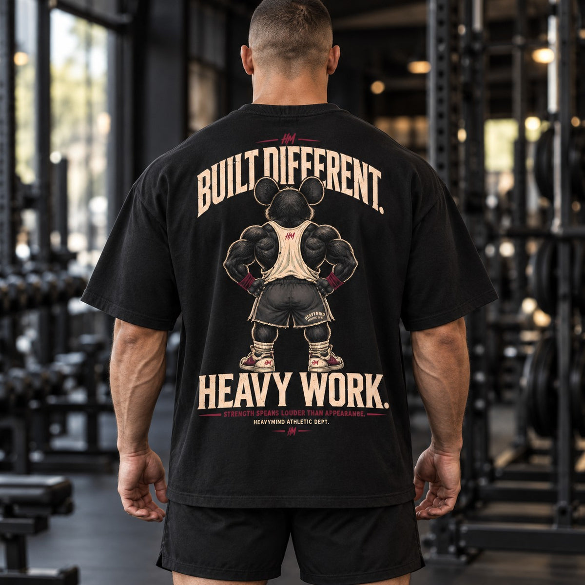 Built Different – Heavy Work – Oversized Tee in Schwarz, am Model, Rückansicht | Heavy Mind
