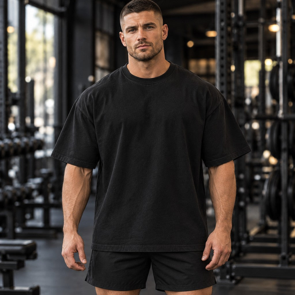 Built Different – Heavy Work – Oversized Tee in Schwarz, am Model, Vorderansicht | Heavy Mind