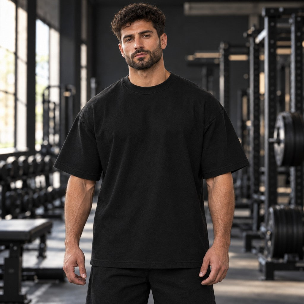 Built to Spec – Form Follows Force – Oversized Tee in Schwarz, am Model, Vorderansicht | Heavy Mind