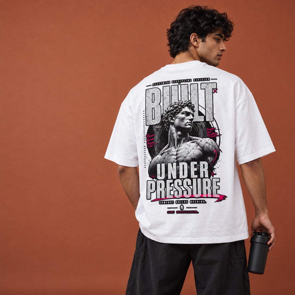 Built Under Pressure (David) – Oversized Tee in Weiß, am Model, Rückansicht | Heavy Mind