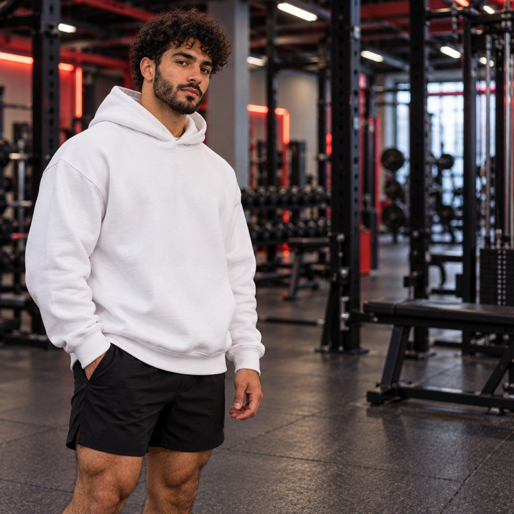 Bulking Season – Heavy Oversized Hoodie in Weiß, am Model, Vorderansicht | Heavy Mind