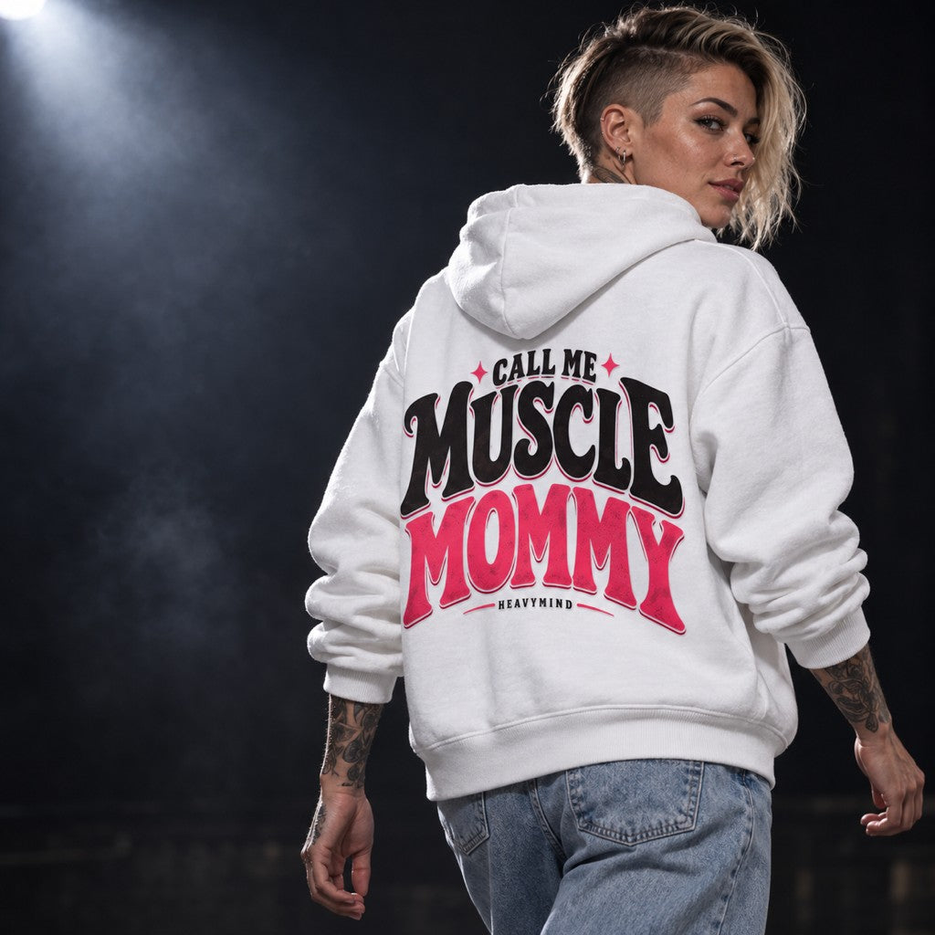 Call Me Muscle Mommy – Heavy Oversized Hoodie in Weiß, am Model, Rückansicht | Heavy Mind