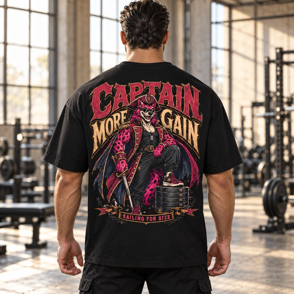 Captain More Gain – Oversized Tee in Schwarz, am Model, Rückansicht | Heavy Mind