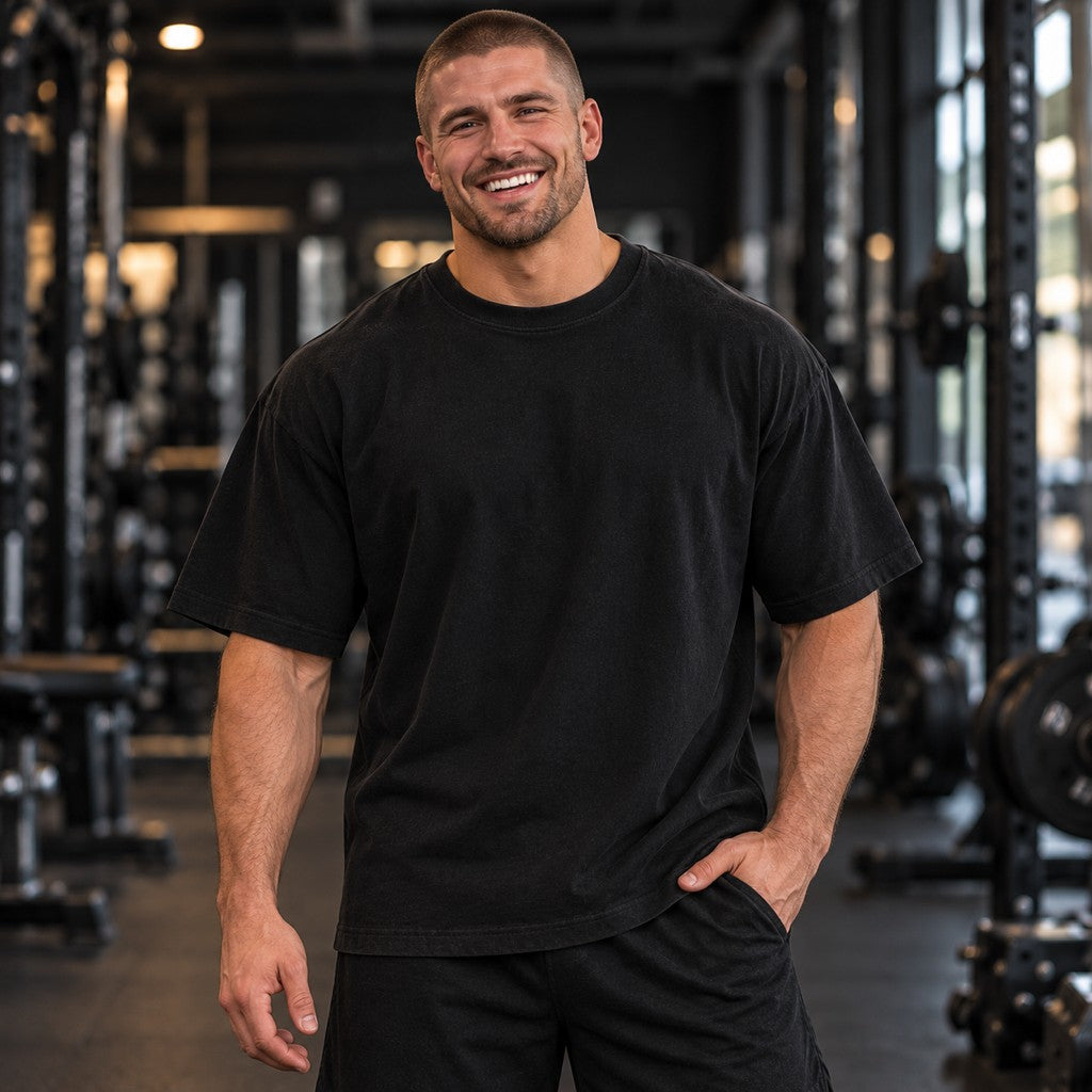 Dirty Bulking – Extra Meat – Oversized Tee in Schwarz, am Model, Vorderansicht | Heavy Mind