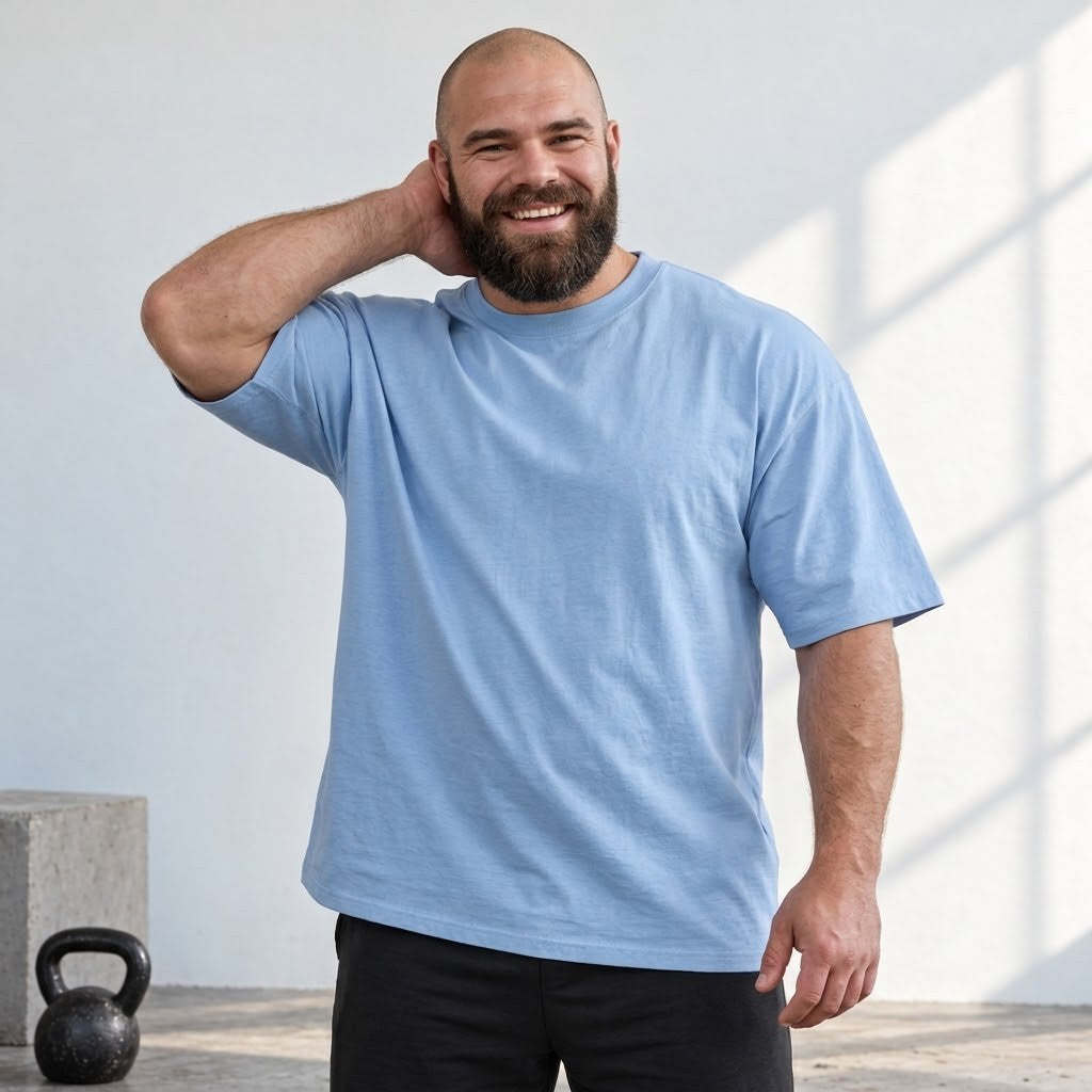 Grab Your Gains – Oversized Tee in Powder Blue, am Model, Vorderansicht | Heavy Mind