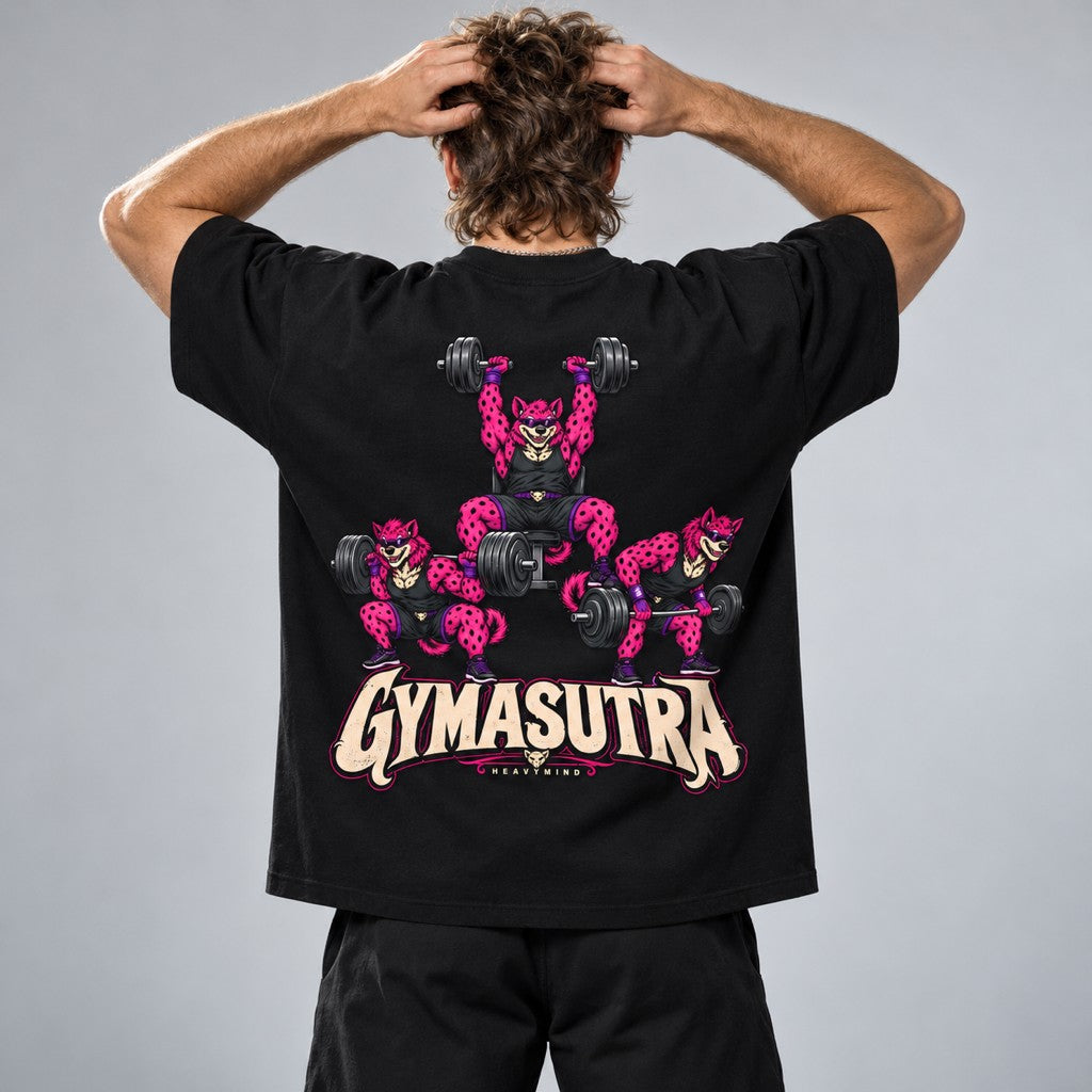 Gymasutra – Oversized Tee in Schwarz, am Model, Rückansicht | Heavy Mind