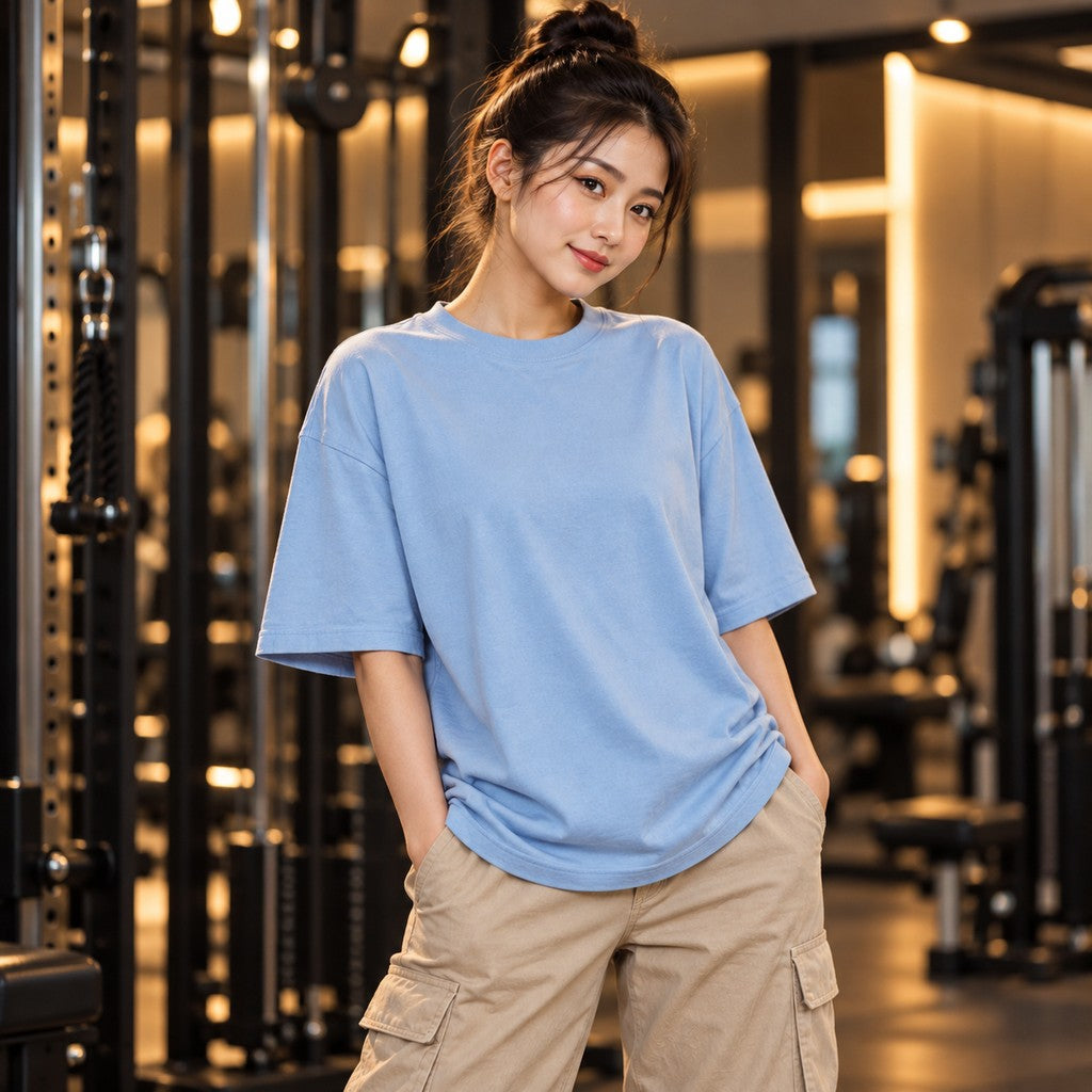I Don't Sweat, I Sparkle – Oversized Tee in Powder Blue, am Model, Vorderansicht | Heavy Mind