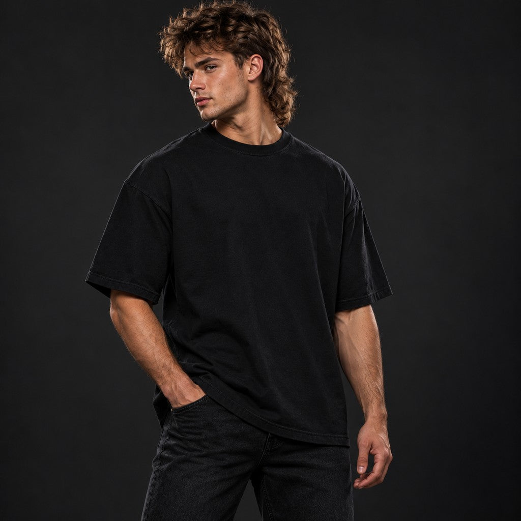 I'm Just Bulking – Oversized Tee in Schwarz, am Model, Vorderansicht | Heavy Mind