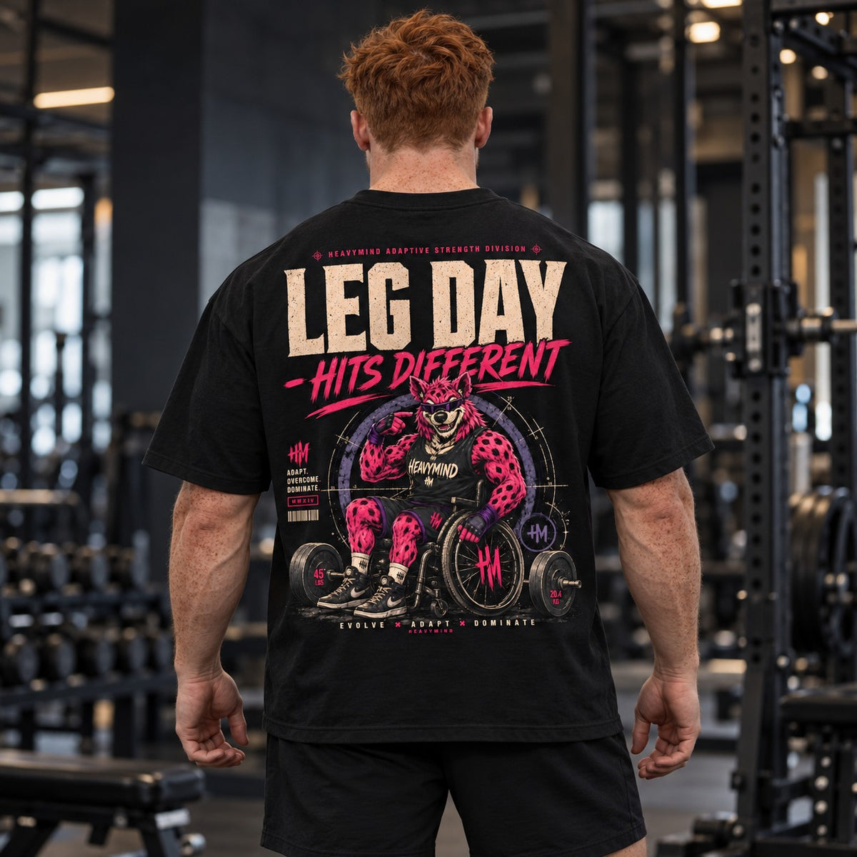 Leg Day Hits Different – Oversized Tee in Schwarz, am Model, Rückansicht | Heavy Mind