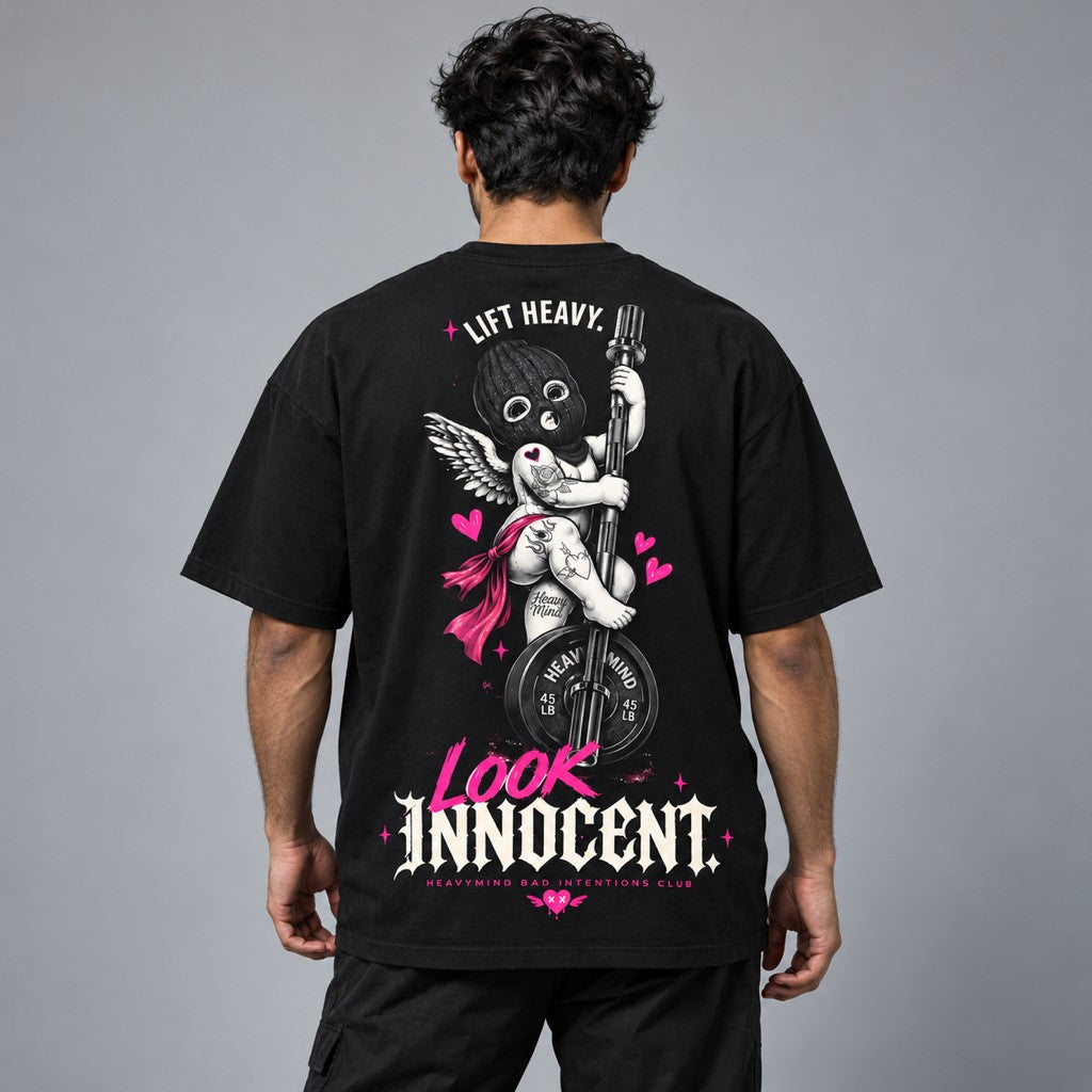 Lift Heavy, Look Innocent – Oversized Tee in Schwarz, am Model, Rückansicht | Heavy Mind