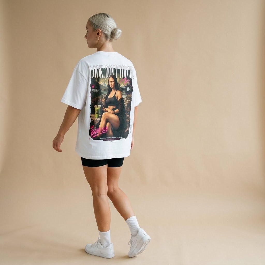 Look, Don't Touch – Oversized Tee in Weiß, am Model, Rückansicht | Heavy Mind