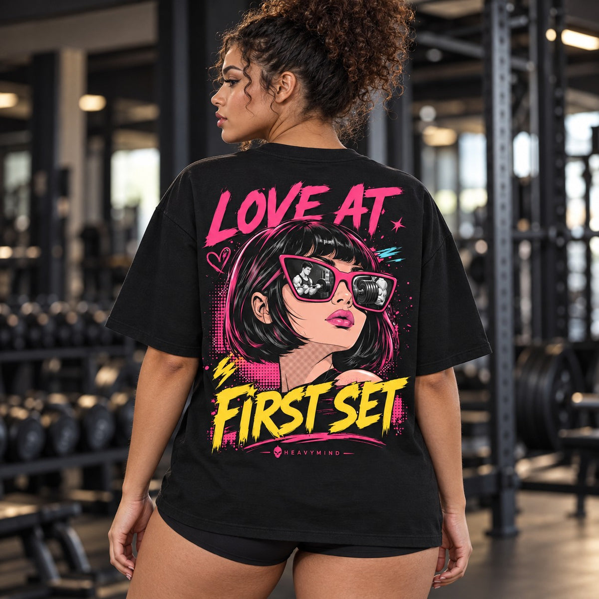 Love at First Set – Oversized Tee in Schwarz, am Model, Rückansicht | Heavy Mind