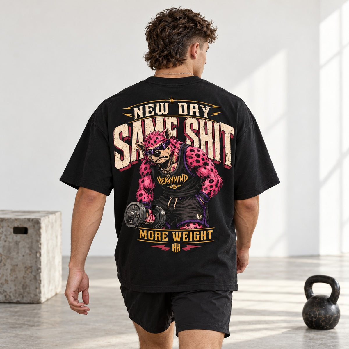 New Day, Same Shit, More Weight – Oversized Tee in Schwarz, am Model, Rückansicht | Heavy Mind