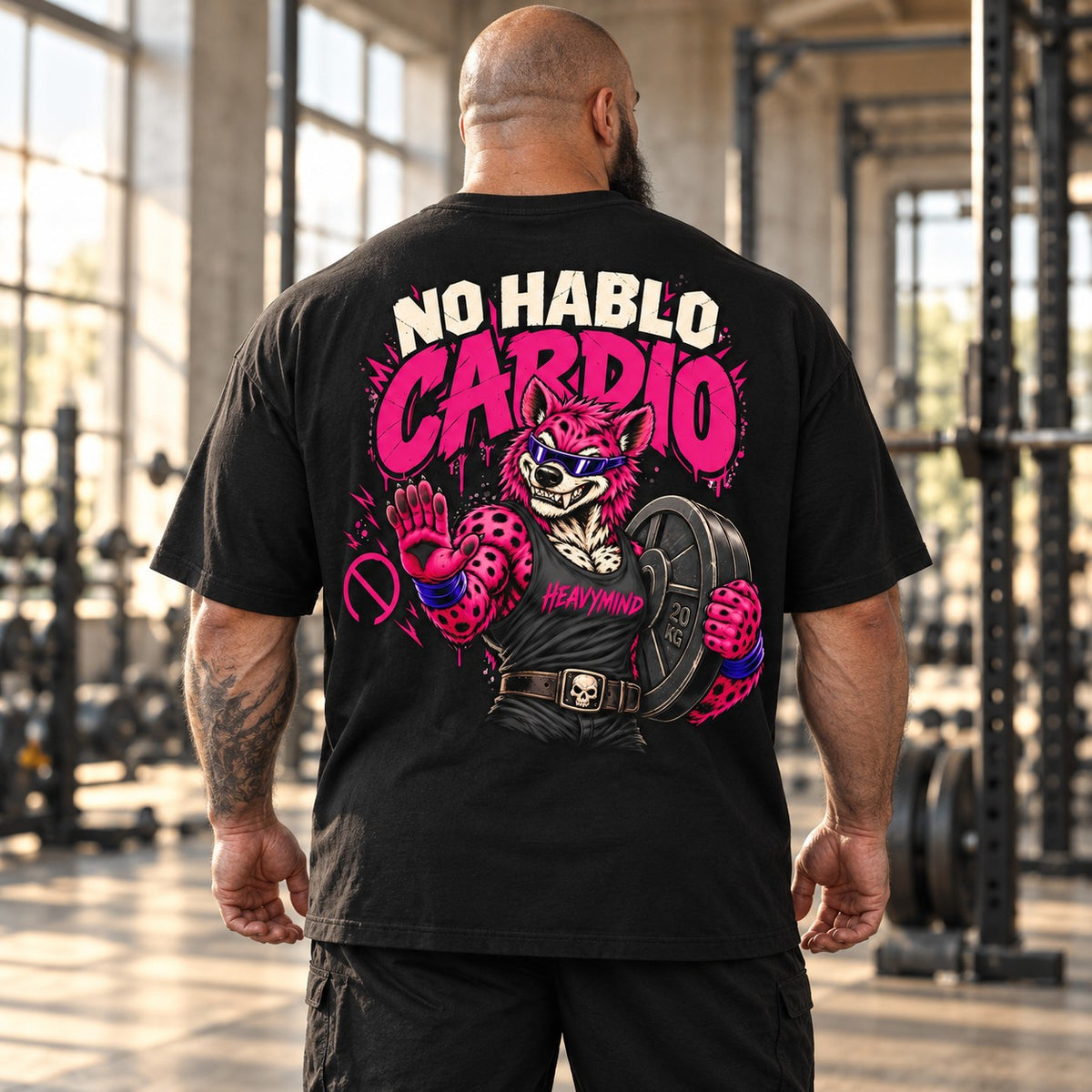 No Hablo Cardio – Oversized Tee in Schwarz, am Model, Rückansicht | Heavy Mind