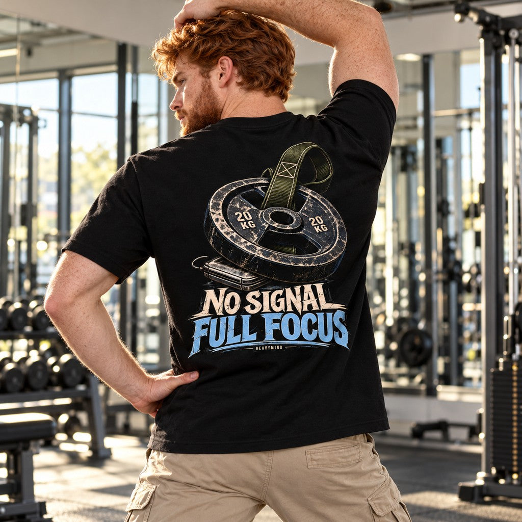 No Signal, Full Focus – Heavy Shirt in Schwarz, am Model, Rückansicht | Heavy Mind