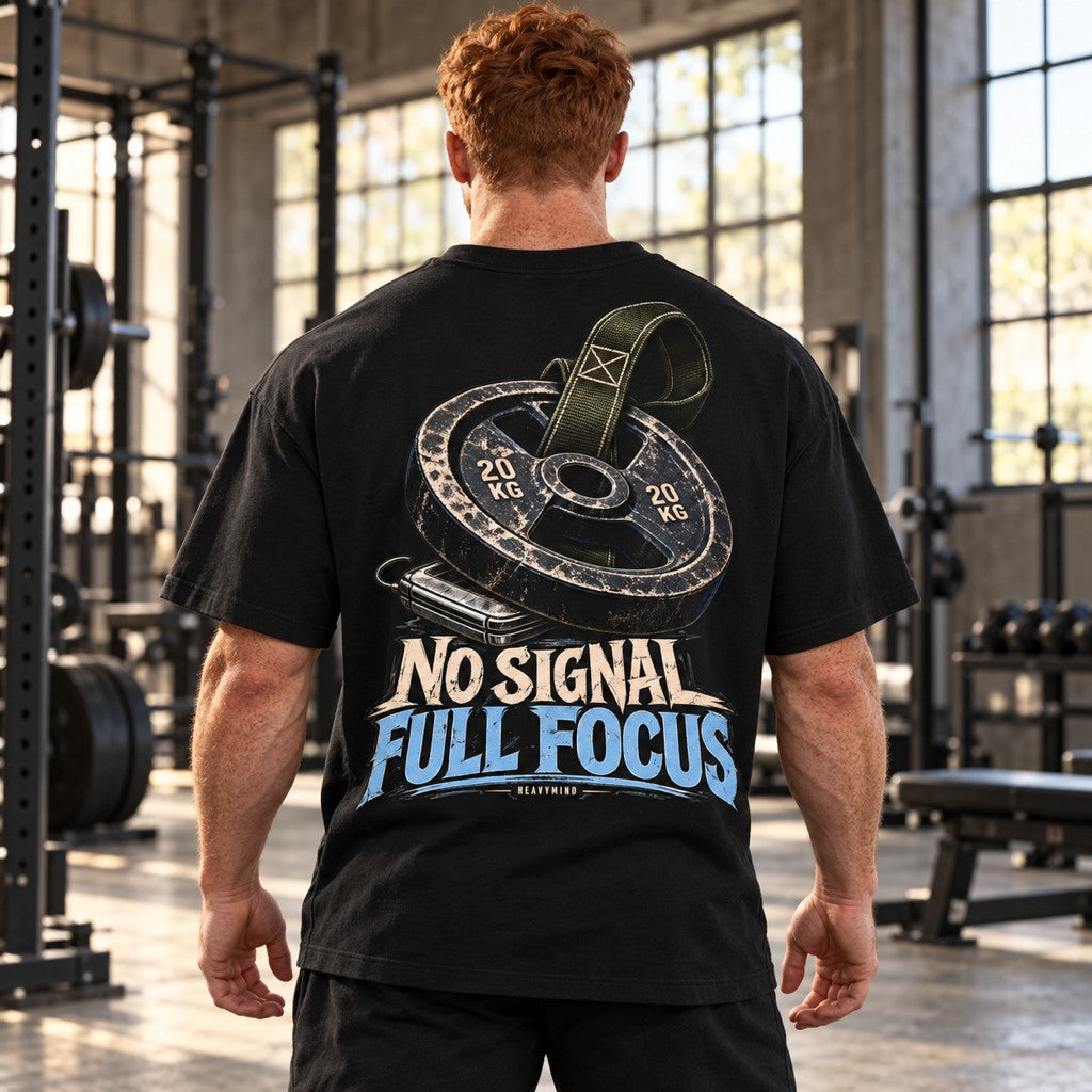 No Signal, Full Focus – Oversized Tee in Schwarz, am Model, Rückansicht | Heavy Mind