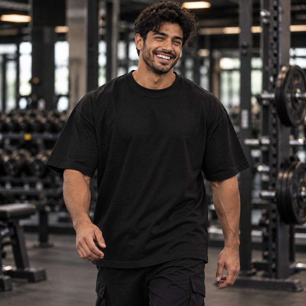 Off Season – Oversized Tee in Schwarz, am Model, Vorderansicht | Heavy Mind