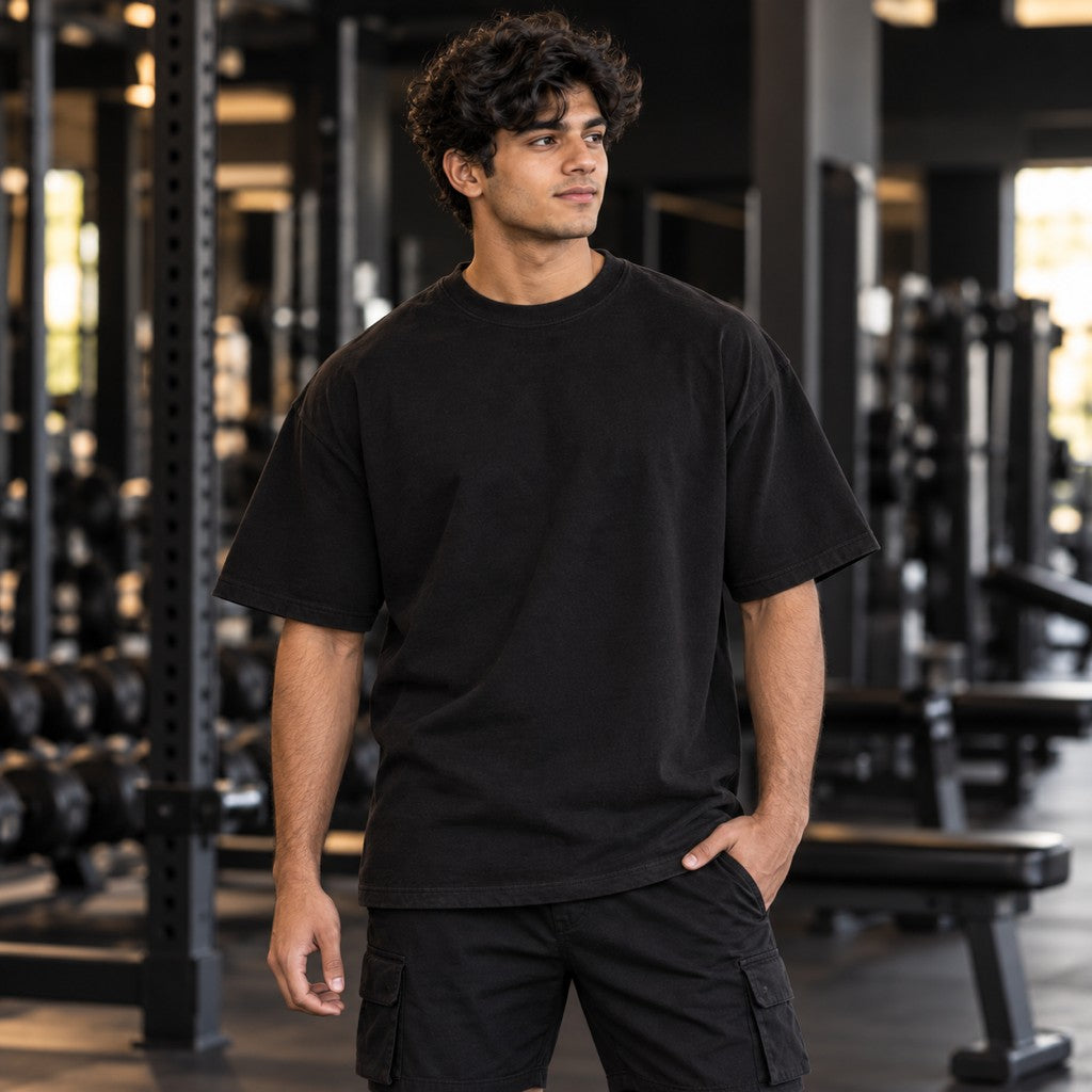 Overthinking Is My Cardio – Oversized Tee in Schwarz, am Model, Vorderansicht | Heavy Mind