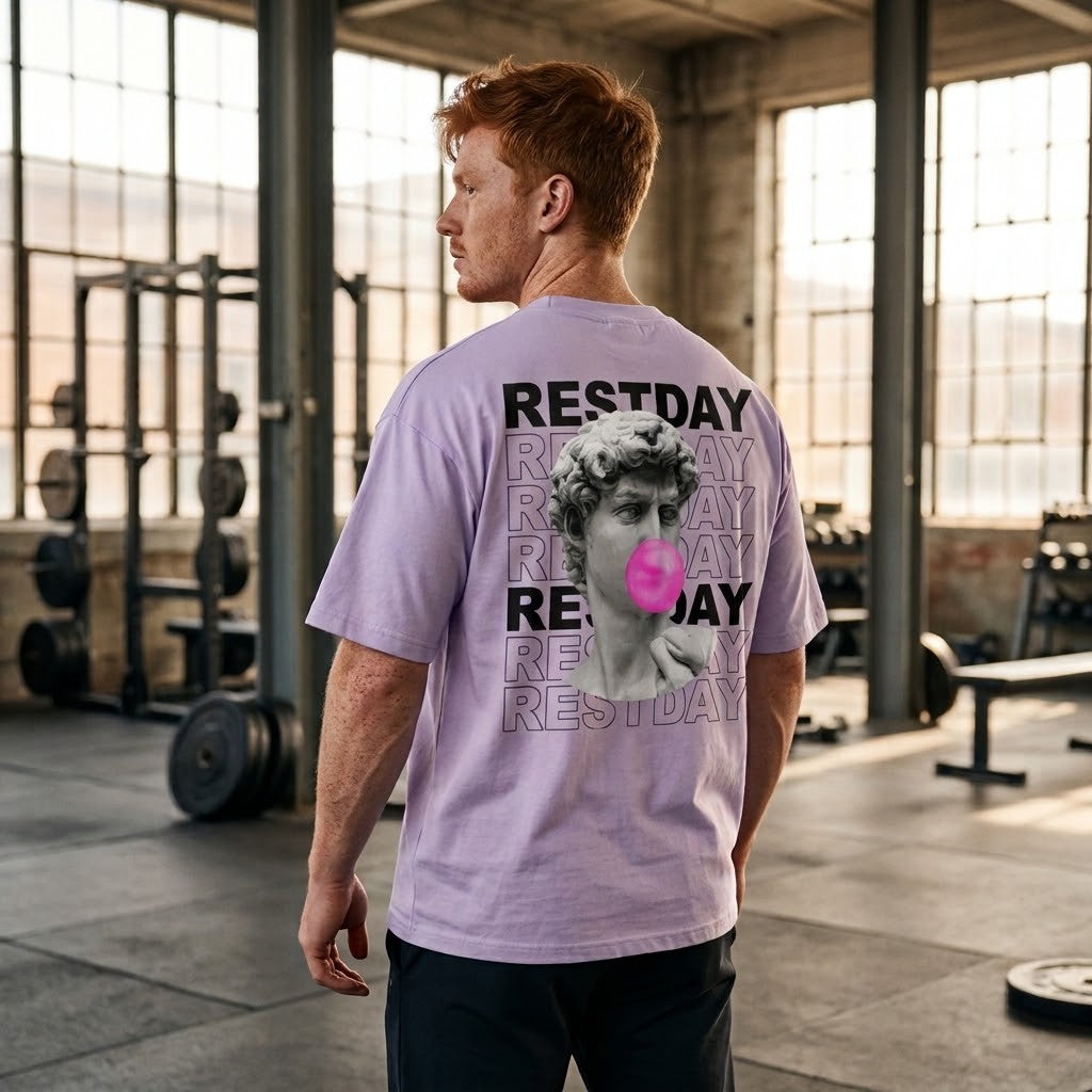Restday – Oversized Tee in Lilac, am Model, Rückansicht | Heavy Mind