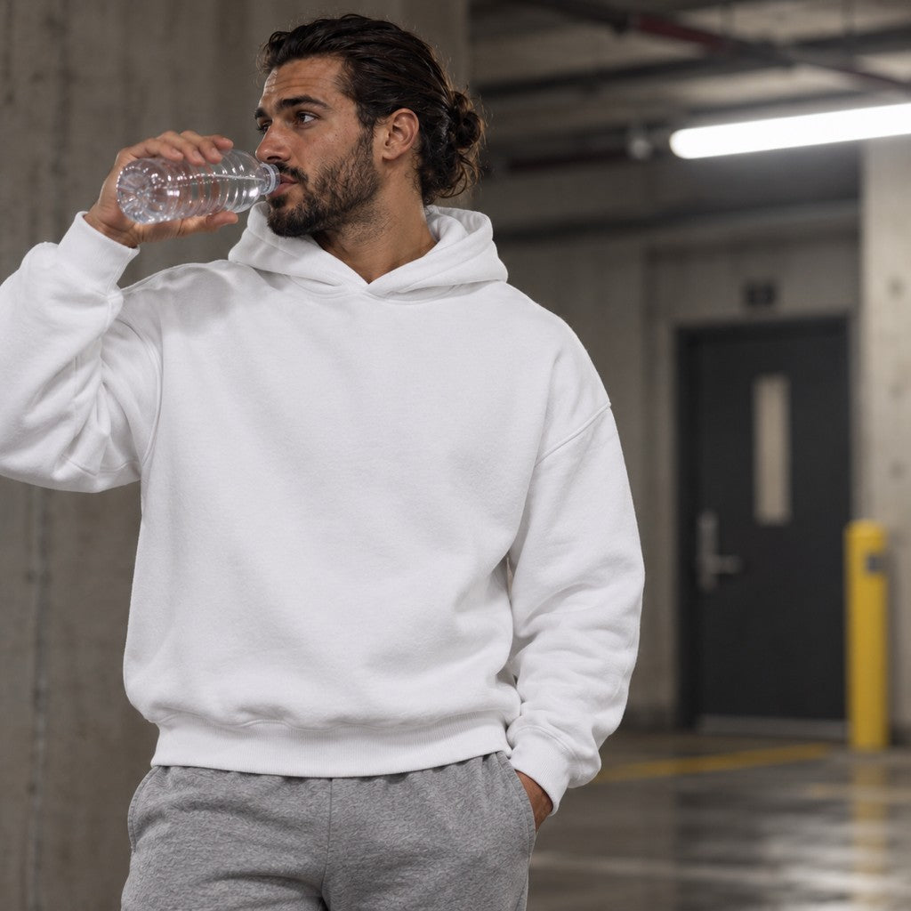 Still Attached – Heavy Oversized Hoodie in Weiß, am Model, Vorderansicht | Heavy Mind