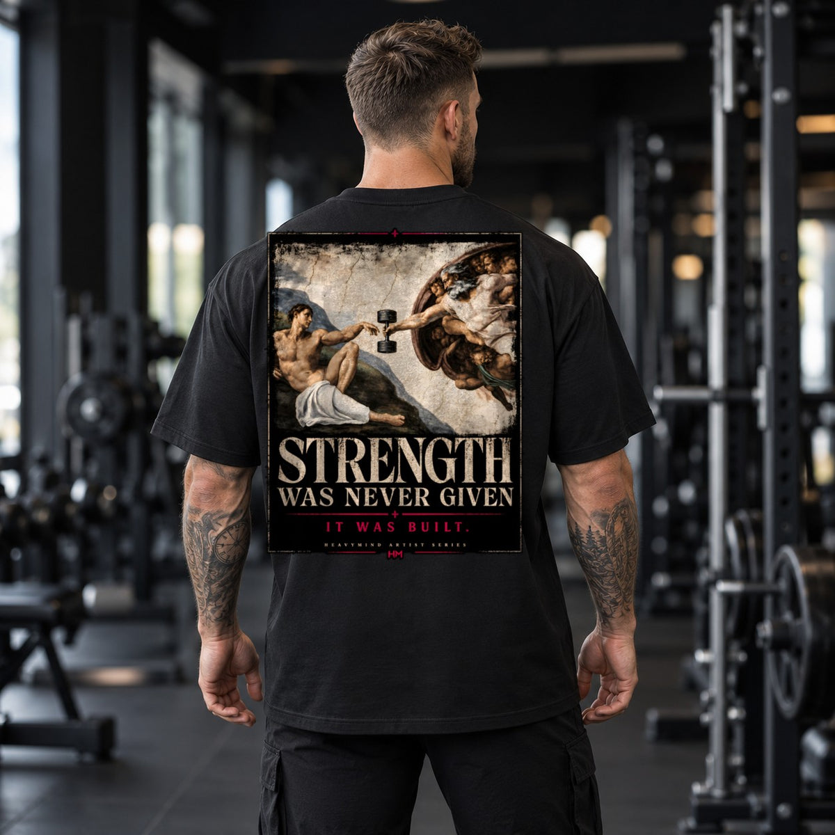 Strength Was Never Given – Oversized Tee in Schwarz, am Model, Rückansicht | Heavy Mind