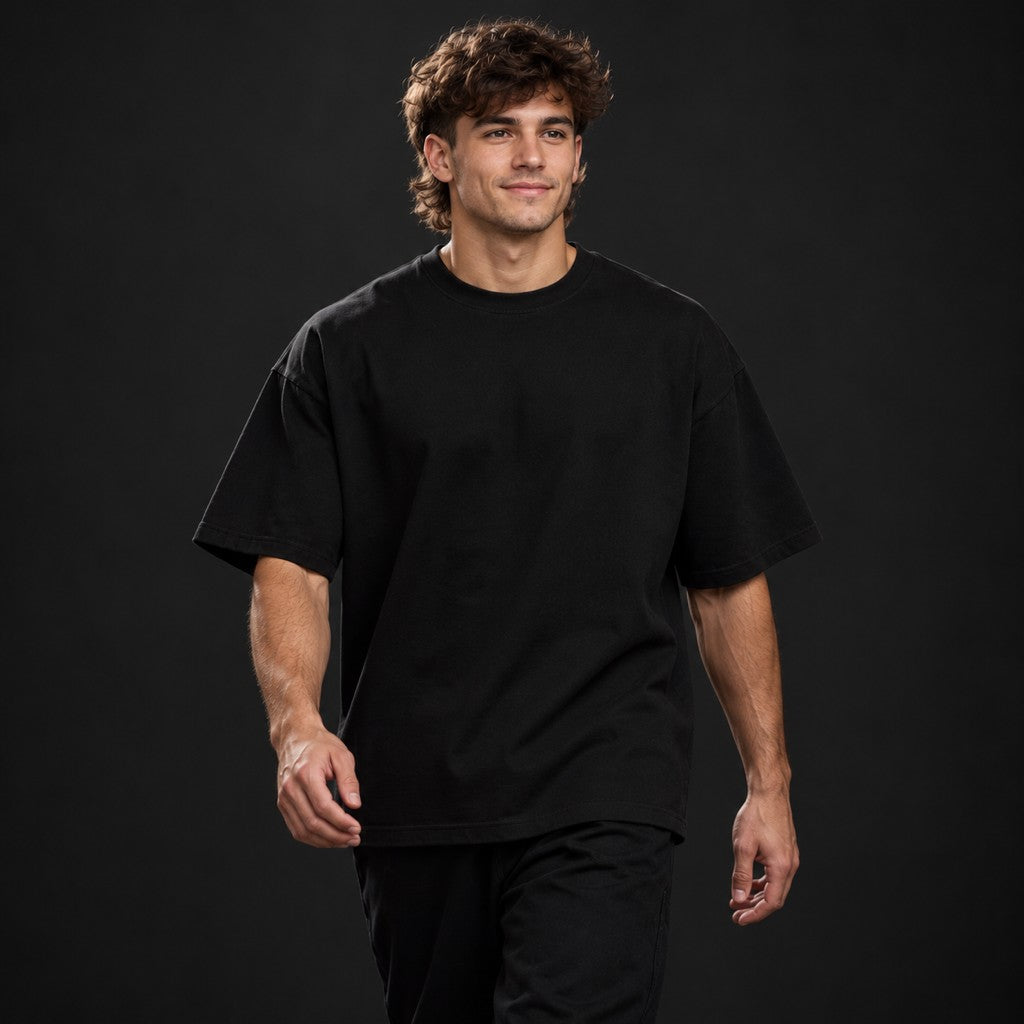 Testo Pesto – Oversized Tee in Schwarz, am Model, Vorderansicht | Heavy Mind