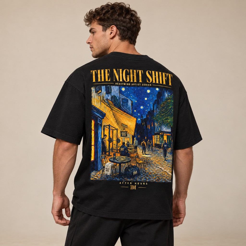 The Night Shift – Oversized Tee in Schwarz, am Model, Rückansicht | Heavy Mind