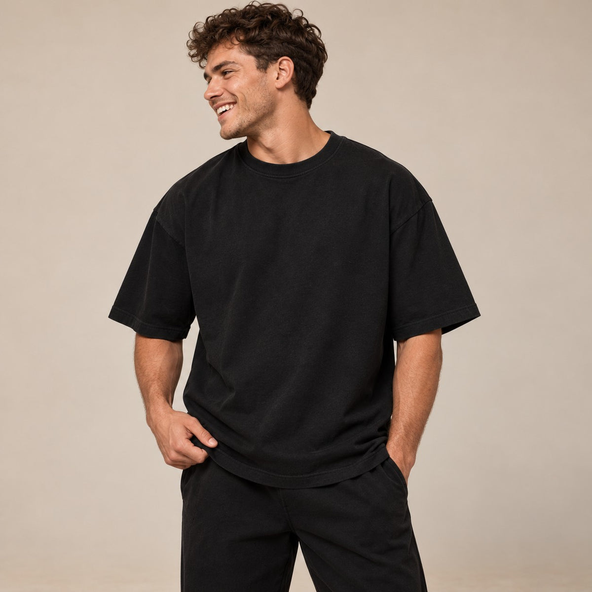 The Night Shift – Oversized Tee in Schwarz, am Model, Vorderansicht | Heavy Mind