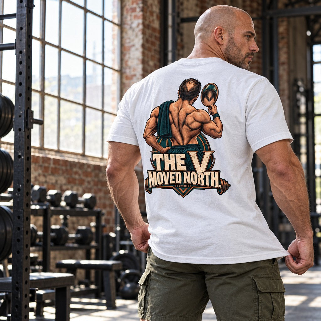 The V Moved North – Heavy Shirt in Weiß, am Model, Rückansicht | Heavy Mind