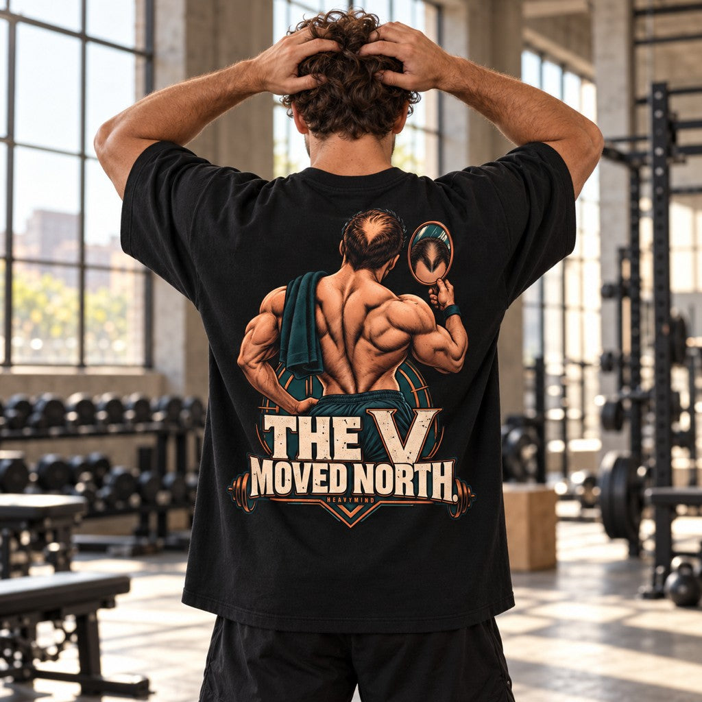 The V Moved North – Oversized Tee in Schwarz, am Model, Rückansicht | Heavy Mind