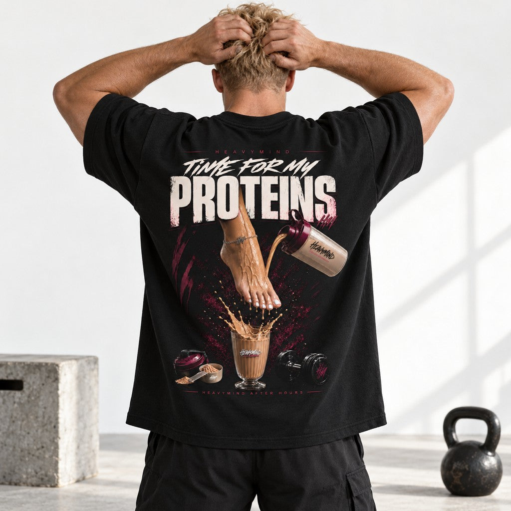 Time for My Proteins – Oversized Tee in Schwarz, am Model, Rückansicht | Heavy Mind